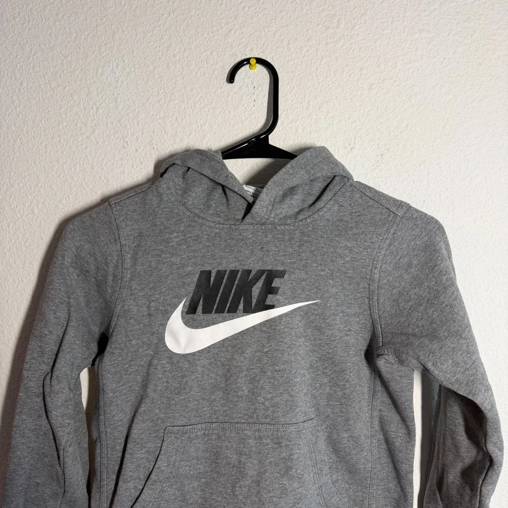 Nike Sportswear Club Hoodie Kids Small Gray Fleece Logo Running‎ Jumping Warmth